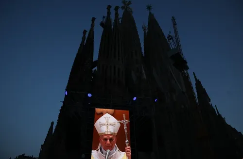Papa Leão XIV inaugura torre da Sagrada Família e faz apelo pela paz