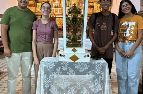 Relíquias de São Francisco de Assis levam fiéis a Penedo