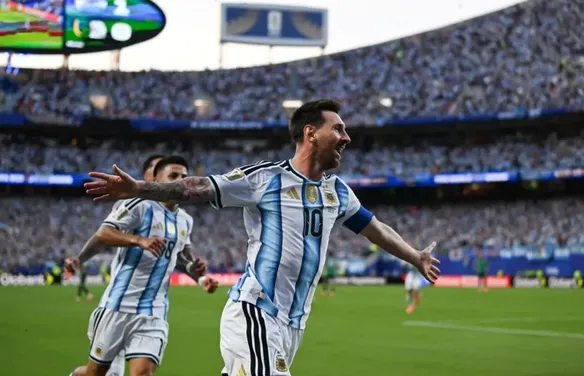 Com 3 gols de Messi, Argentina vence Argélia na estreia