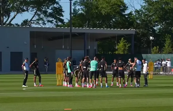 Em treino aberto, Ancelotti esboça alterações na Seleção