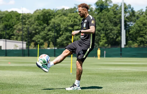 Neymar treina pela primeira vez no campo com a Seleção