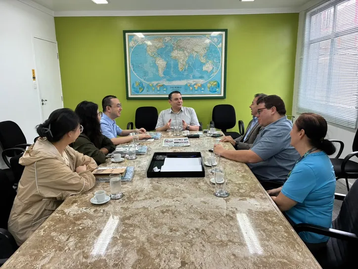 O diretor executivo da Organização Arnon de Mello, FERNANDO JAMES, o diretor-executivo da Gazeta de Alagoas, LUIS AMORIM, e outros gestores da OAM receberam representantes da Embaixada da China no Brasil para troca de experiências na área de comunicação. Integraram a comitiva o conselheiro WANG SENHAO e as secretárias XIONG NAN e LIU XINYING
