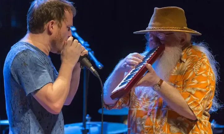 Gabriel Grossi ao lado de Hermeto Pascoal