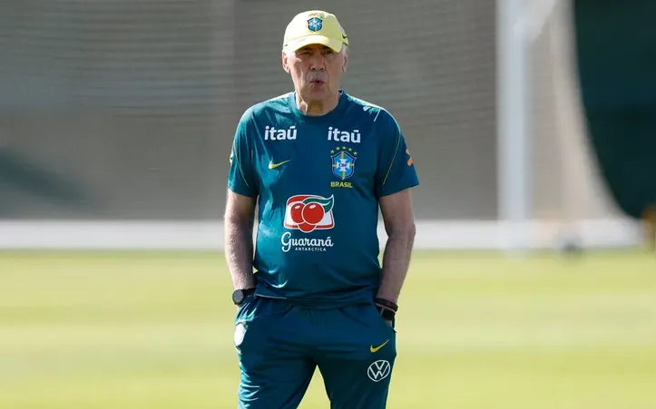 Ancelotti fez mudanças nas laterais e no ataque e deve confirmar Paquetá no meio para a estreia