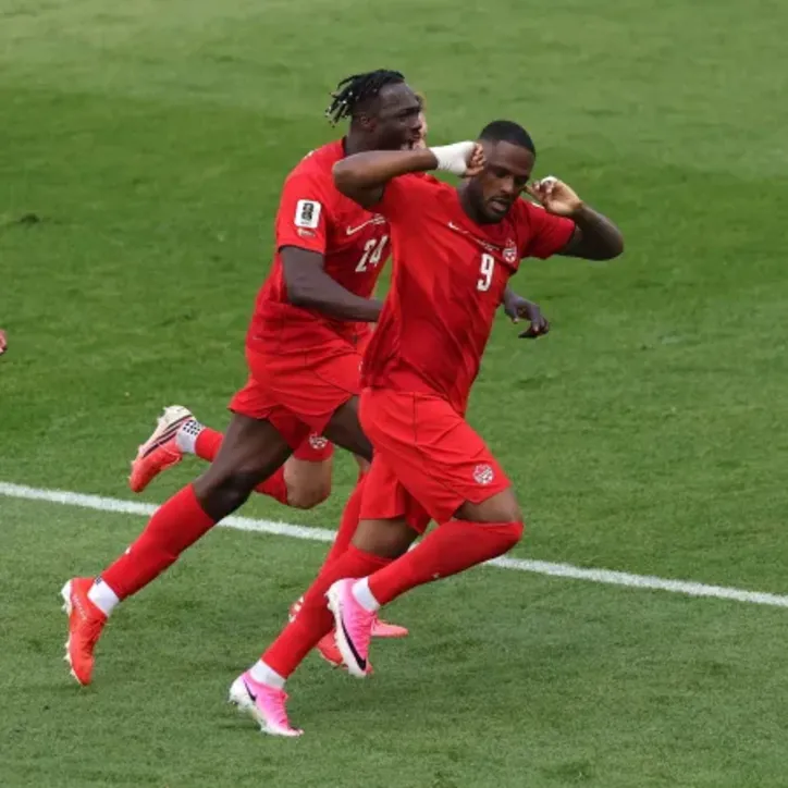 Cyle Larin, do Canadá, comemora gol contra a Bósnia na Copa