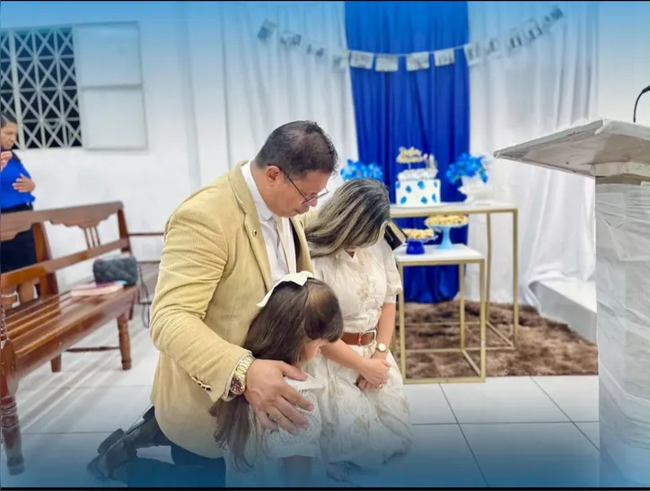 Pastor Adriano, com a filha, Cecília, e a sua esposa, irmã Lila, durante a homenagem