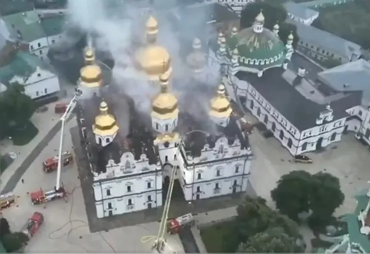 Imagem ilustrativa da imagem Ataque russo deixa catedral histórica de Kiev em chamas