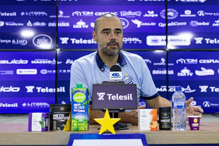 Carlos Bonatelli, executivo de futebol do CSA, durante a coletiva