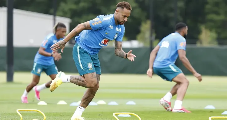 Neymar treinou com o restante do elenco da Seleção Brasileira