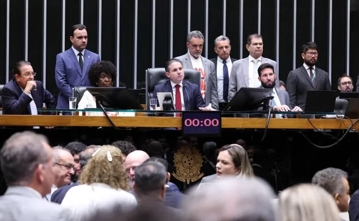 Votação em dois turnos na Câmara aprova fim da escala 6x1