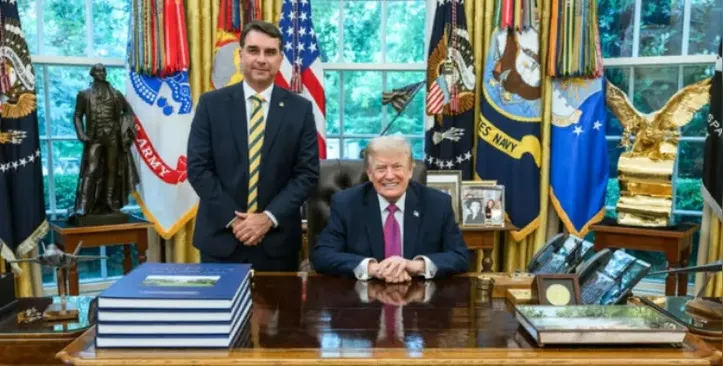 Donald Trump postou ontem foto do encontro que teve com Flávio na semana passado na Casa Branca
