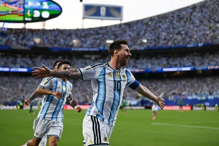 Imagem ilustrativa da imagem Com 3 gols de Messi, Argentina vence Argélia na estreia