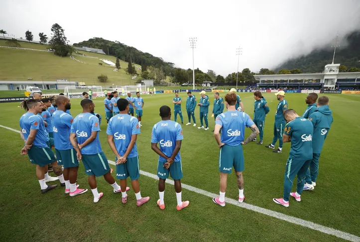 Jogadores da Seleção Brasileira em campo para treinamento