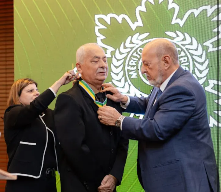 O presidente da FIEA, JOSÉ CARLOS LYRA DE ANDRADE, entregou a medalha da Ordem do Mérito Industrial, concedida pela CNI, ao empresário JOSÉ HIPÓLITO CORREIA COSTA, em reconhecimento à sua contribuição para o fortalecimento da indústria e o desenvolvimento econômico de Alagoas