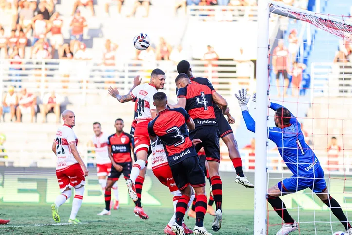 CRB x Atlético-GO em jogo no Rei Pelé, pela Série B de 2025