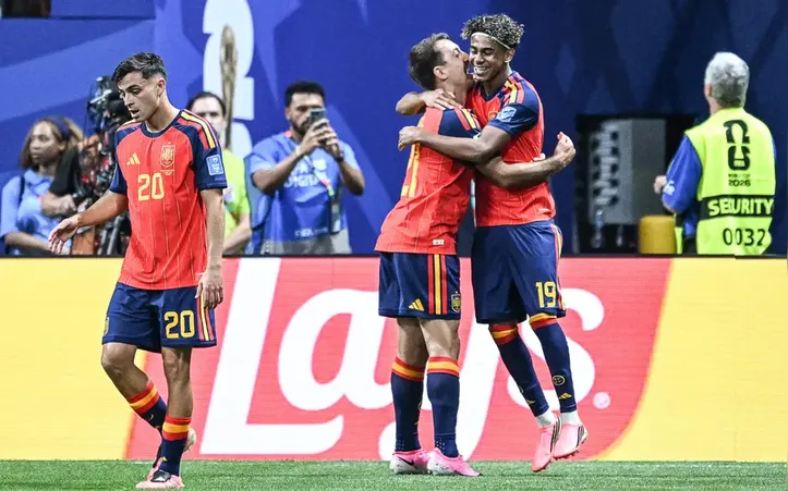 Lamine Yamal comemora seu gol na vitória da Espanha sobre a Arábia Saudita