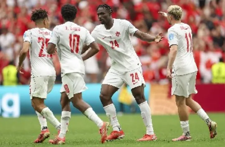 Canadá avança ao mata-mata da Copa pela primeira vez