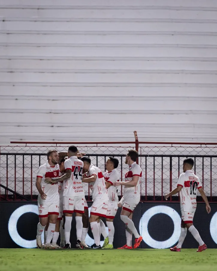 Jogadores do CRB comemoram gol regatiano