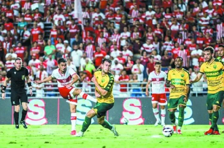 CRB e Cuiabá durante partida pela Série B, no Rei Pelé, em 2025