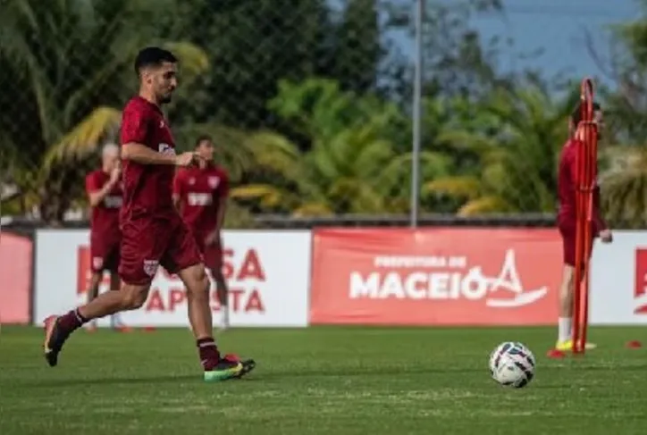 Meia Danielzinho será desfalque do CRB contra o Fortaleza