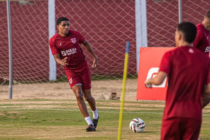 Zagueiro Wallace volta a treinar e pode jogar no domingo
