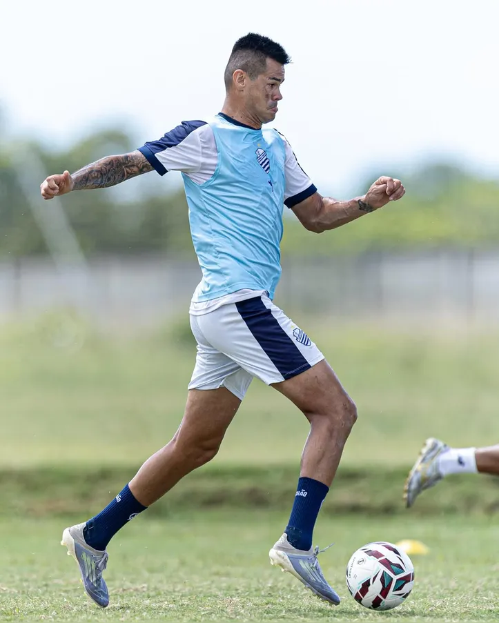 Centroavante Lucas Lima disputa titularidade no time do CSA