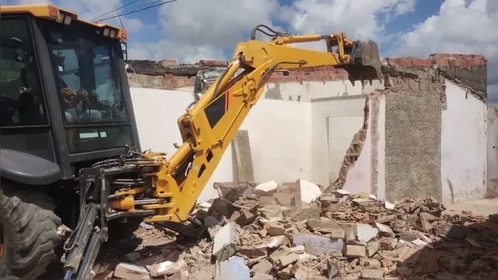Imagem ilustrativa da imagem Defesa Civil demole imóveis por risco estrutural em Maceió