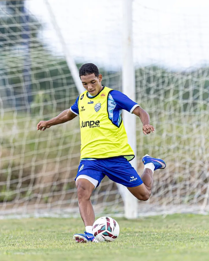 Lateral-esquerdo Gustavo durante treino do CSA, nessa quinta