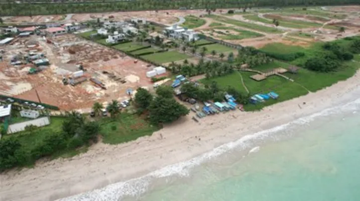 Avanço de empreendimento imobiliário dificulta acesso à praia