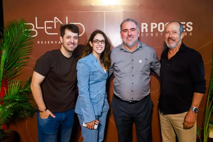 ROBERTO PONTES, empresário da Construtora R. Pontes, ao lado dos filhos RAFAEL e FERNANDA e de JOLMA RAPÔSO, da Márcio Rapôso Imóveis, comemora a entrega do empreendimento Blend Reserva 21