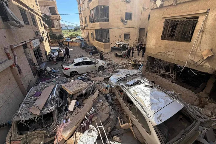 Socorristas de Beirute examinam local de bombardeio aéreo