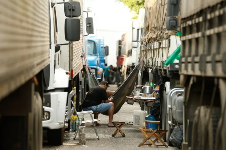 Imagem ilustrativa da imagem ESTRADAS DA EXAUSTÃO: Estimulantes entram na rotina de caminhoneiros e motoristas por aplicativo