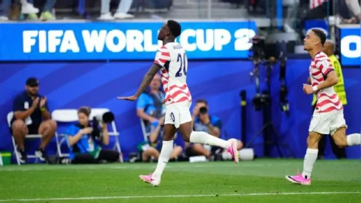 Balogun comemora um dos gols dos EUA sobre o Paraguai