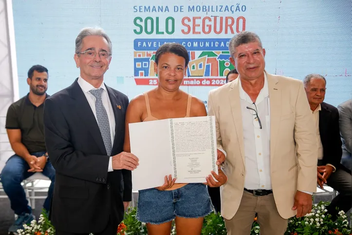 Imagem ilustrativa da imagem Famílias recebem escrituras gratuitas por meio do programa Solo Seguro