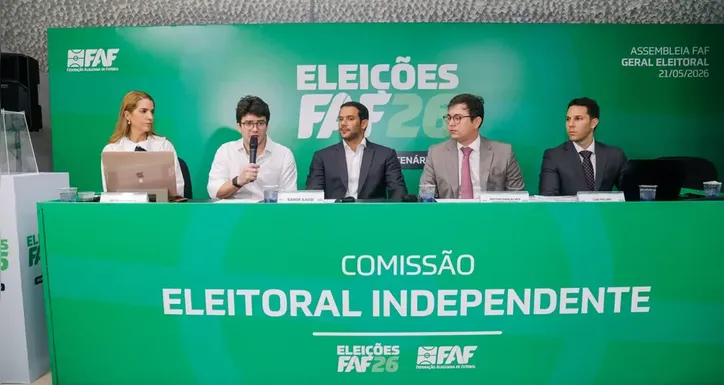 Felipe Feijó (à esq) durante reeleição para presidente da FAF