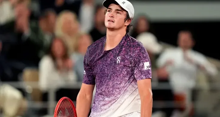 João Fonseca foi derrotado em Roland Garros, por 3 sets a 0