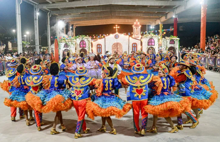 Santa Fé, Dona Dadá, Amanhecer no Sertão, A Fazendinha e Luar do Sertão se apresentam hoje, nessa ordem, no Parque da Pecuária