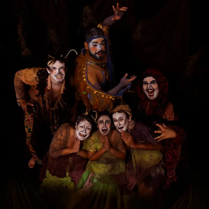 Espetáculo põe fome, religiosidade e precariedade em cena, em um convite para refletir o cotidiano por meio do teatro popular