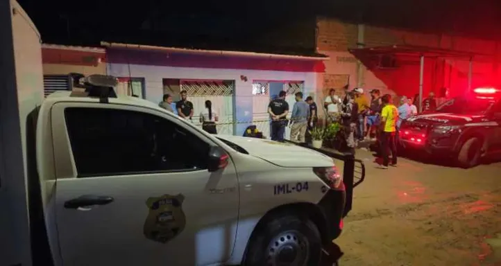 O agressor invadiu a residência da família e, ao ser confrontado pelo pai da ex-mulher, efetuou um disparo na cabeça da vítima