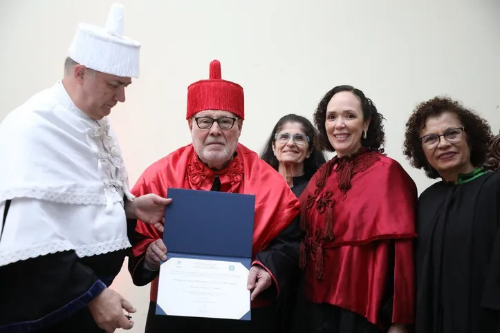 Um dos maiores nomes do Direito Administrativo de Alagoas, o professor FÁBIO MARROQUIM recebeu na última quinta-feira (21) o título de Doutor Honoris Causa, dentro das comemorações pelos 95 anos do curso de Direito da Ufal