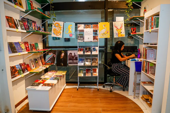 Fundada por Érika Santos e Richard Plácido, Livraria Novo Jardim encerra atividades neste domingo (31) após acumular prejuízos, desgaste emocional e quatro anos como ponto de encontro da literatura alagoana e independente