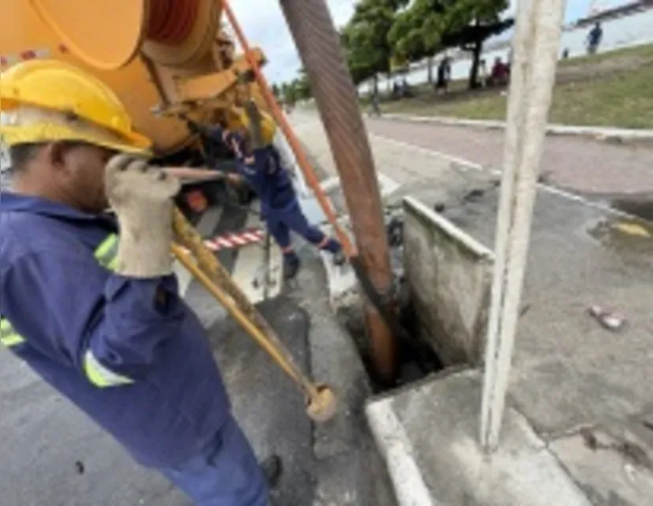 Imagem ilustrativa da imagem Mais de 250 toneladas de entulho são retiradas de galerias pluviais em Maceió para prevenir alagamentos