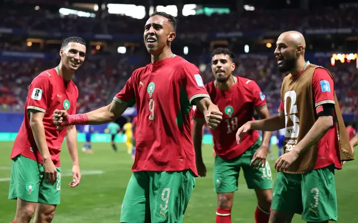 Rahimi comemora gol da vitória de Marrocos sobre o Haiti na Copa, ao lado de seus companheiros