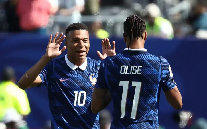Mbappé comemora gol da França com Olise, na vitória por 3 a 1