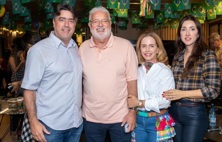 Empresário MÁRCIO RAPÔSO, ao lado da esposa, TERESA RAPÔSO, e dos filhos MÁRCIO FILHO e LÍVIA RAPÔSO, comemorou os 38 anos da imobiliária em clima junino