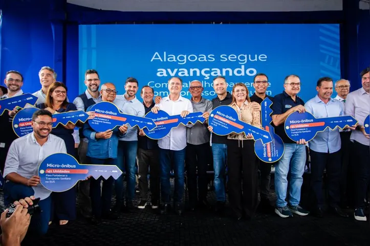 Entrega dos veículos contou com a presença de autoridades e representantes dos municípios contemplados