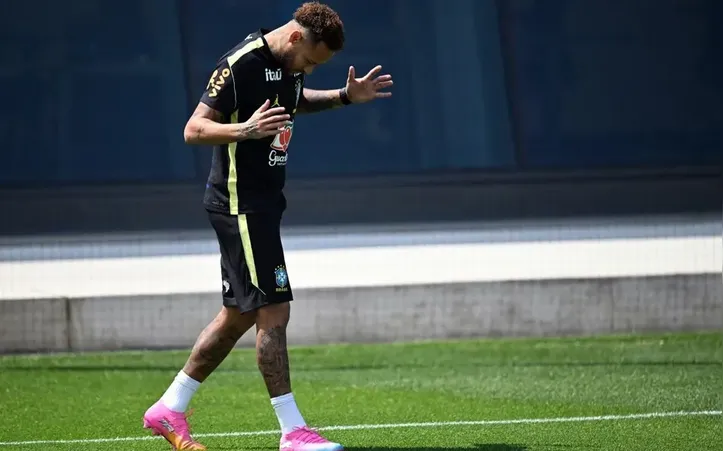 De chuteiras, Neymar voltou a realizar atividades no campo, pela Seleção, nessa quarta-feira (17)