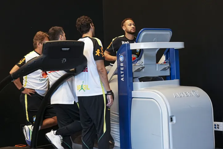 Neymar durante trabalho de fisioterapia com a Seleção Brasileira