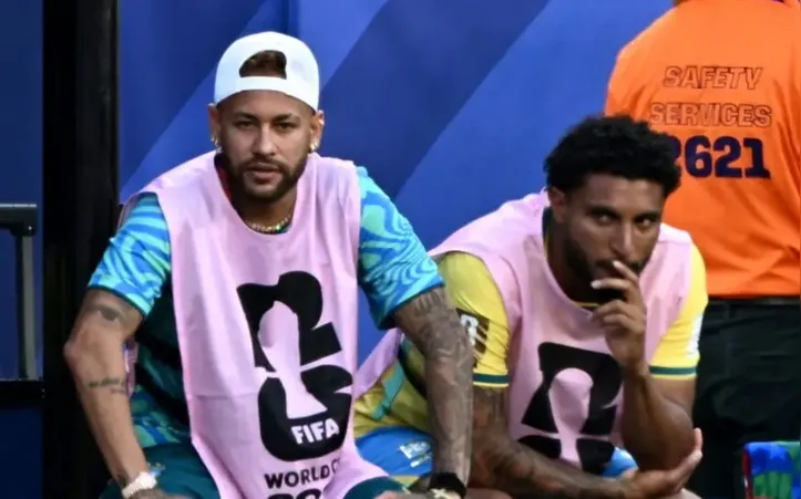 Neymar assistiu ao jogo Brasil x Marrocos do banco de reservas