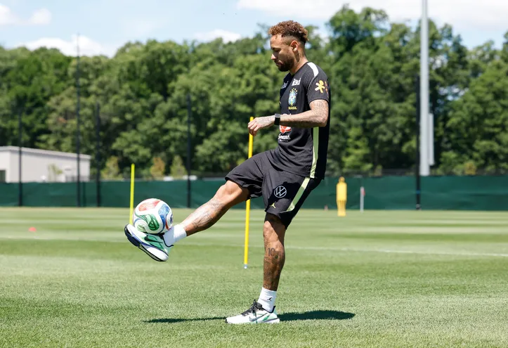 Neymar treinou em campo, mas ainda se recupera de uma lesão